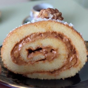 Быстрый бисквитный рулет: идеальное угощение к чаю или кофе за полчаса