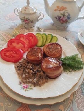 Свиные медальоны под грибным соусом