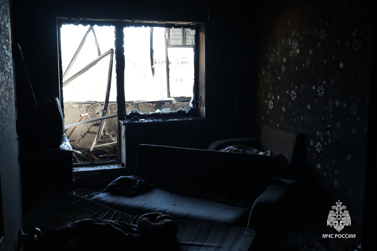 Ребенка внутри дивана нашли в горящей квартире на Беляева