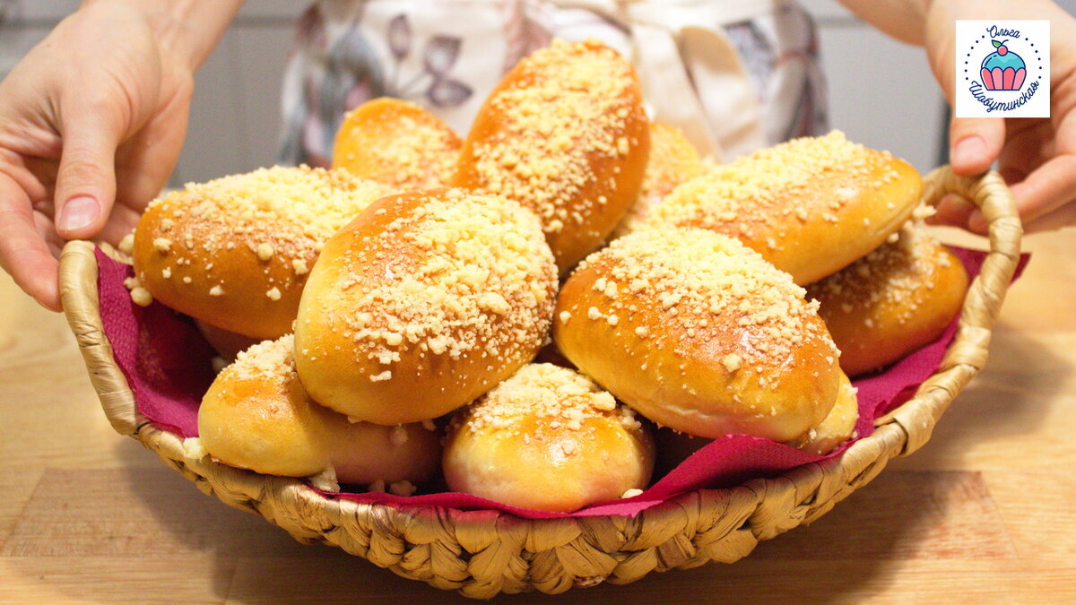 Воздушные пирожки с вишней: как заставить начинку остаться внутри