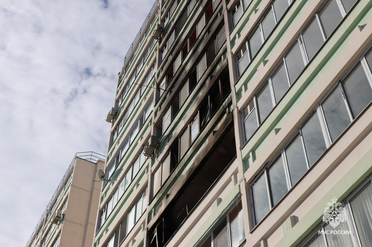 Ребенка внутри дивана нашли в горящей квартире на Беляева Ребенка внутри дивана нашли в горящей квартире на Беляева