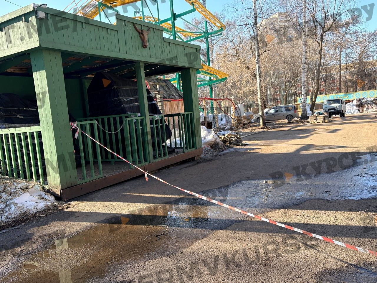 В Парке Горького сносят киоски и веревочный парк