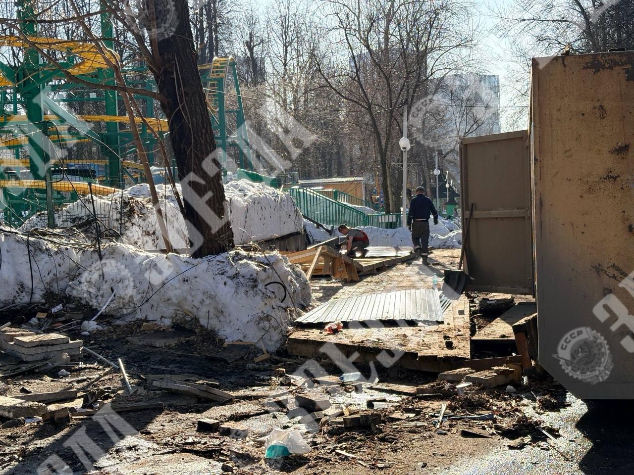 Торговые киоски сносят в пермском парке имени Горького Торговые киоски сносят в пермском парке имени Горького