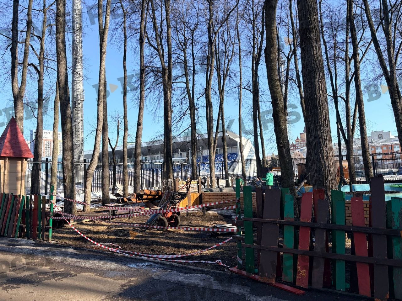 В Парке Горького сносят киоски и веревочный парк В Парке Горького сносят киоски и веревочный парк