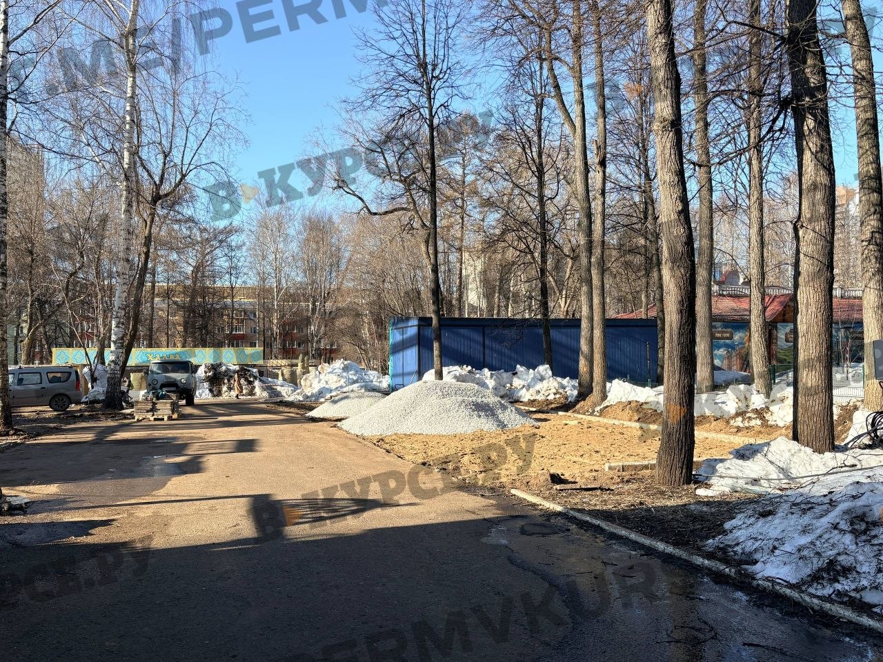 В Парке Горького сносят киоски и веревочный парк В Парке Горького сносят киоски и веревочный парк