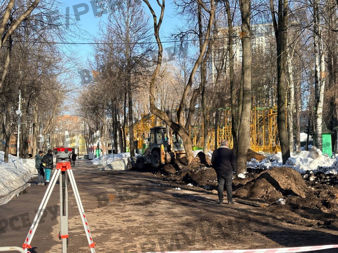 В Парке Горького сносят киоски и веревочный парк В Парке Горького сносят киоски и веревочный парк