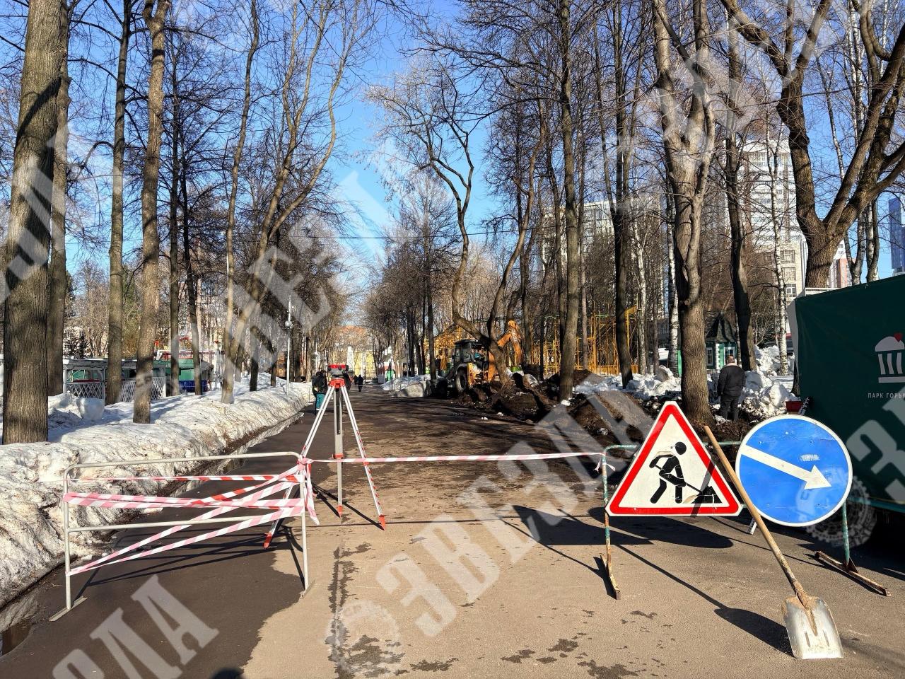 Торговые киоски сносят в пермском парке имени Горького Торговые киоски сносят в пермском парке имени Горького
