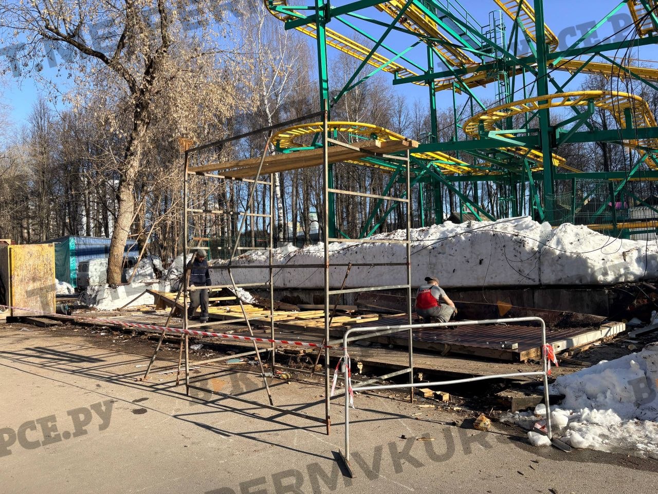 В Парке Горького сносят киоски и веревочный парк В Парке Горького сносят киоски и веревочный парк