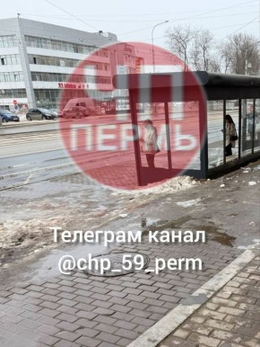 Льдина упала с крыши здания на голову женщине, ожидающую транспорт на остановке