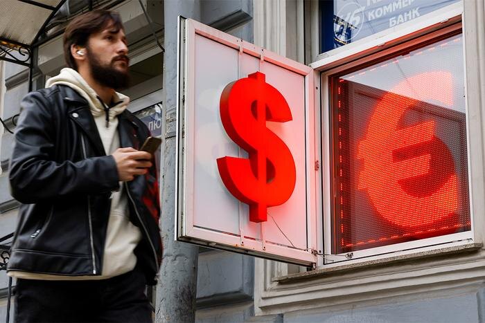 Курс доллара продолжает расти: как оптимально разместить сбережения