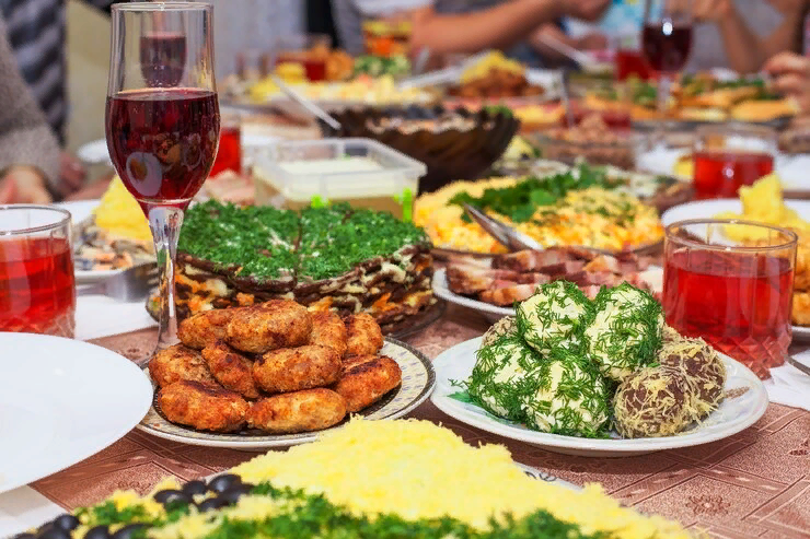 От домашнего застолья к уюту кафе: как изменились традиции встреч с гостями