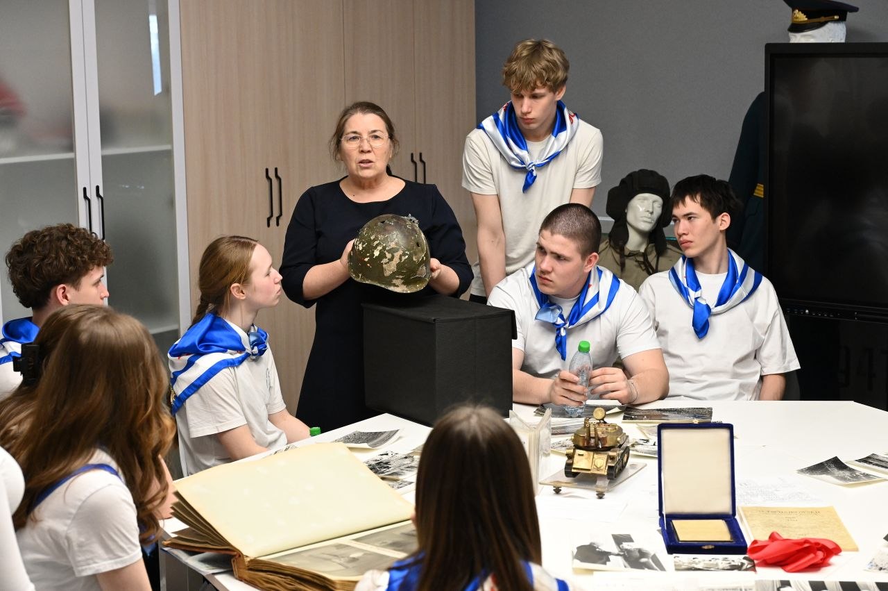 Валерий Сухих подарил музею Марковской школы чёрный нож — точную реплику боевого оружия легендарного Уральского добровольческого танкового корпуса Валерий Сухих подарил музею Марковской школы чёрный нож — точную реплику боевого оружия легендарного Уральского добровольческого танкового корпуса