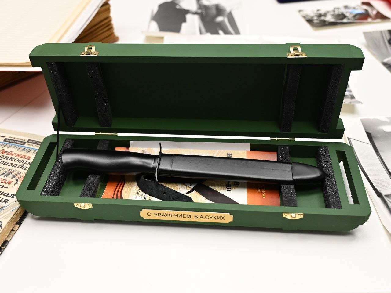 Валерий Сухих подарил музею Марковской школы чёрный нож — точную реплику боевого оружия легендарного Уральского добровольческого танкового корпуса Валерий Сухих подарил музею Марковской школы чёрный нож — точную реплику боевого оружия легендарного Уральского добровольческого танкового корпуса