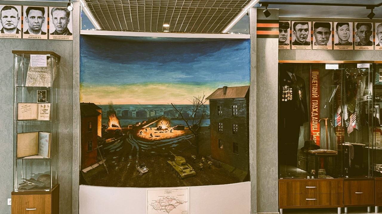 Валерий Сухих подарил музею Марковской школы чёрный нож — точную реплику боевого оружия легендарного Уральского добровольческого танкового корпуса Валерий Сухих подарил музею Марковской школы чёрный нож — точную реплику боевого оружия легендарного Уральского добровольческого танкового корпуса