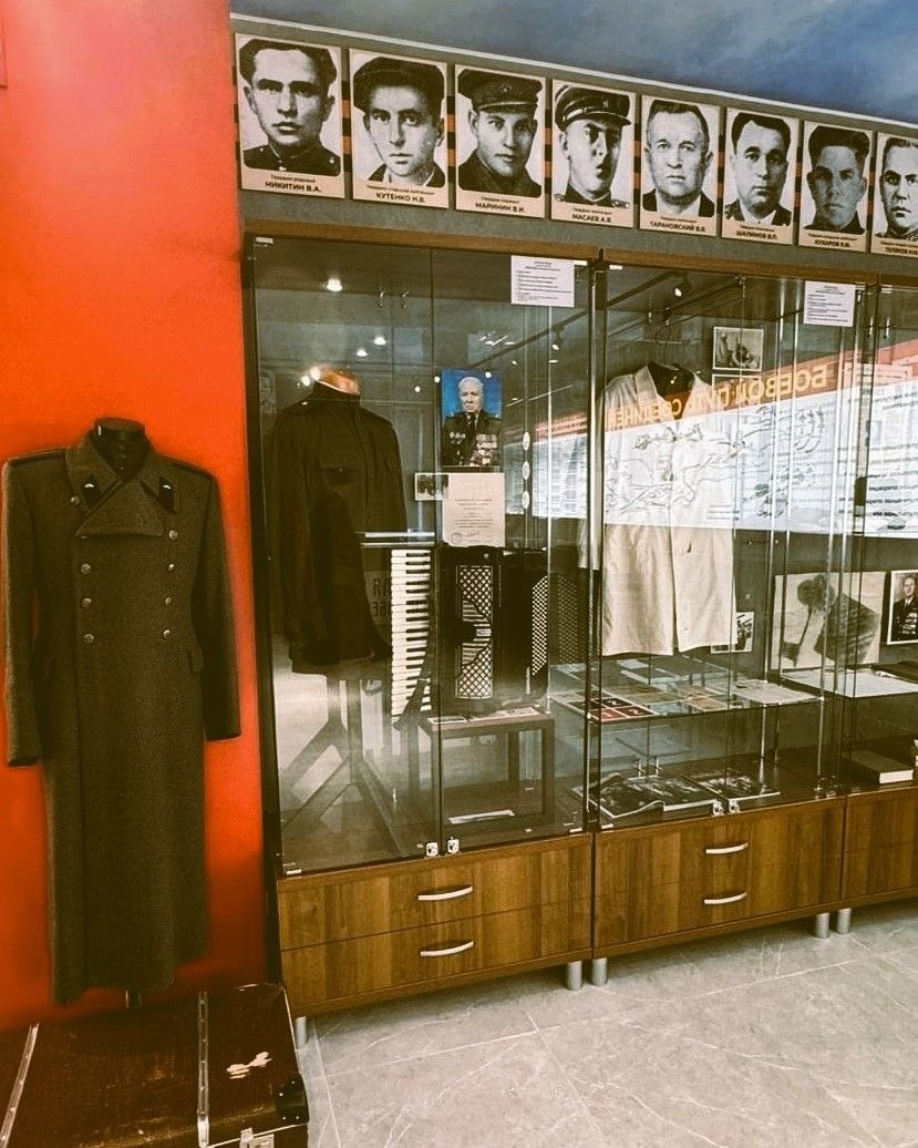 Валерий Сухих подарил музею Марковской школы чёрный нож — точную реплику боевого оружия легендарного Уральского добровольческого танкового корпуса Валерий Сухих подарил музею Марковской школы чёрный нож — точную реплику боевого оружия легендарного Уральского добровольческого танкового корпуса