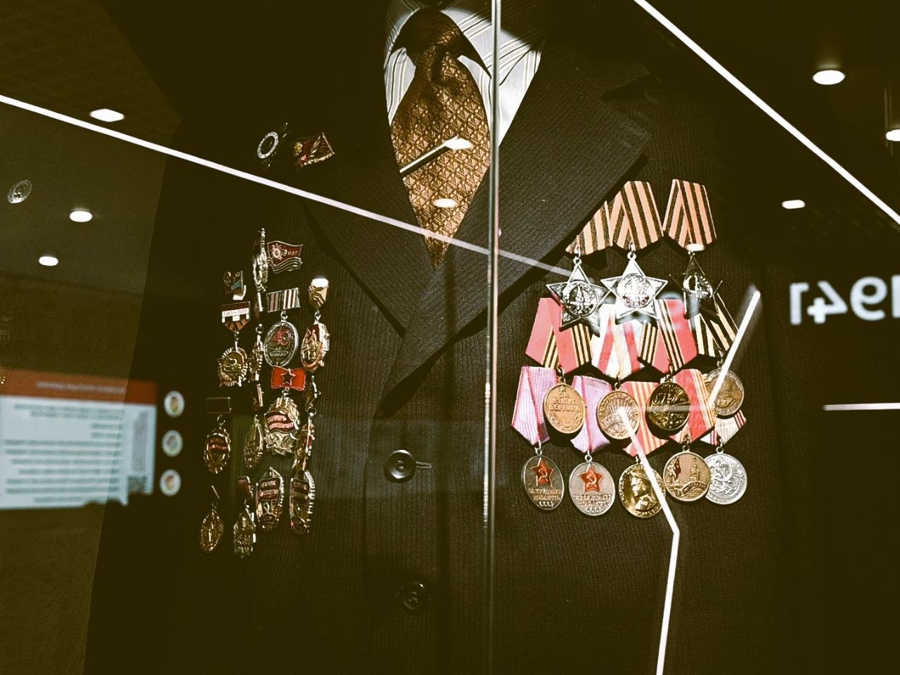 Валерий Сухих подарил музею Марковской школы чёрный нож — точную реплику боевого оружия легендарного Уральского добровольческого танкового корпуса Валерий Сухих подарил музею Марковской школы чёрный нож — точную реплику боевого оружия легендарного Уральского добровольческого танкового корпуса