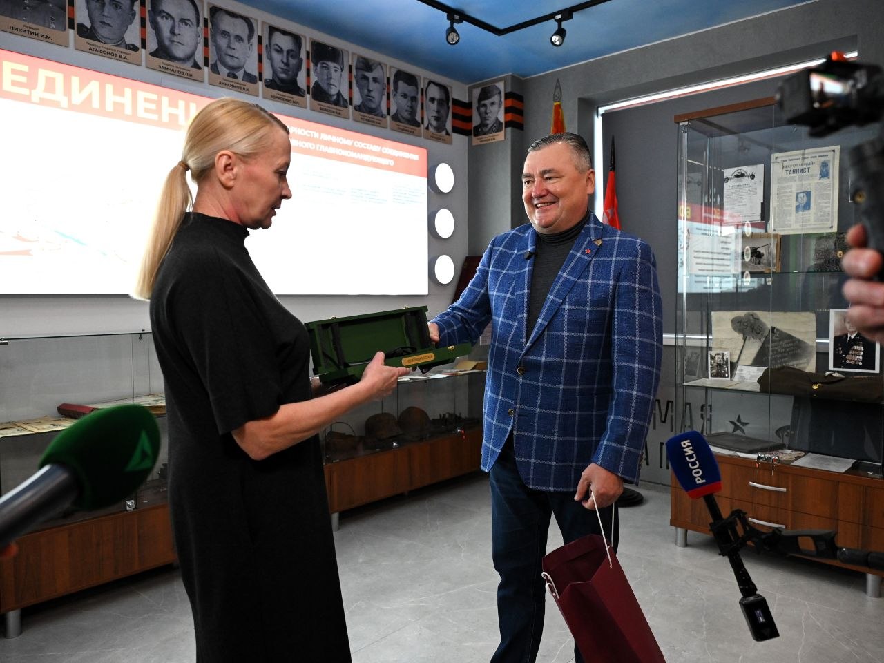 Валерий Сухих подарил музею Марковской школы чёрный нож — точную реплику боевого оружия легендарного Уральского добровольческого танкового корпуса