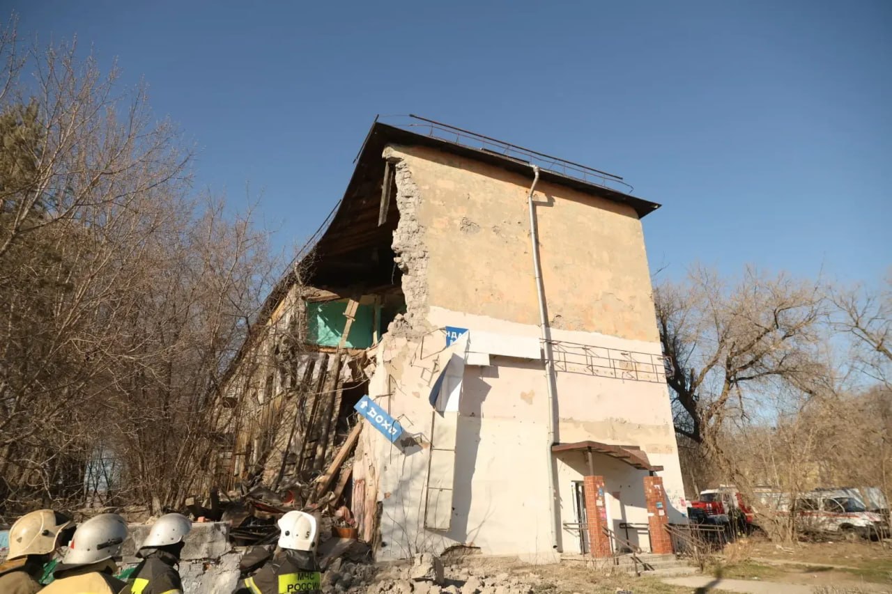 Часть стены аварийного многоквартирного дома обрушилась в Перми