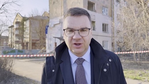 Эдуард Соснин: Провел заседание комиссии по чрезвычайным ситуациям по факту обрушения части подъезда дома по ул. Чкалова, 38. Здание является аварийным и сейчас проходит процедура его расселения