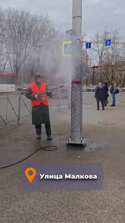 Эдуард Соснин: Продолжаем весеннюю уборку в рамках проекта #Пермьвпорядке: начали помывку опор освещения