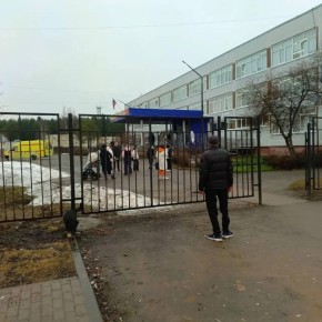 17-летний подросток с ножом нанес удары педагогу у входа в школу № 5 в Добрянке Пермского края — женщина госпитализирована в крайне тяжелом состоянии, сообщил губернатор