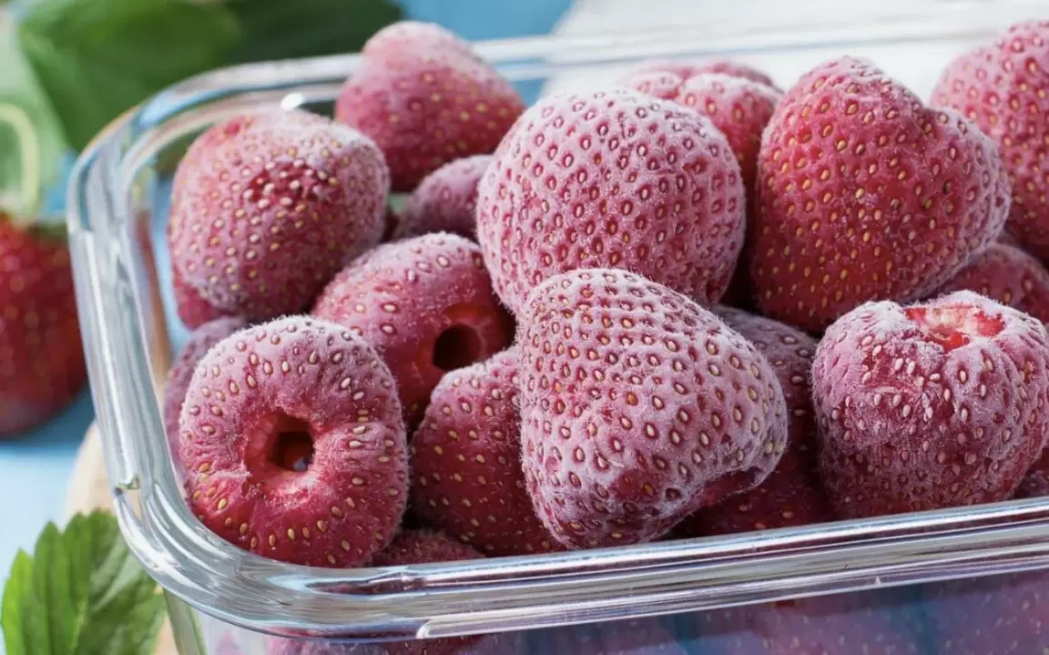 Как сохранить вкус лета: топ-способы заморозки клубники