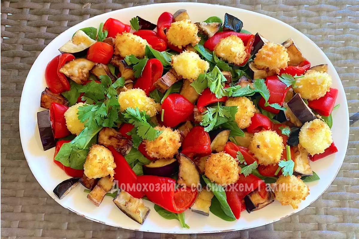 Удивительный салат с хрустящими баклажанами и сырными шариками