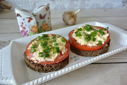 Вкусный укус: бутерброды с помидорами и сыром за 10 минут