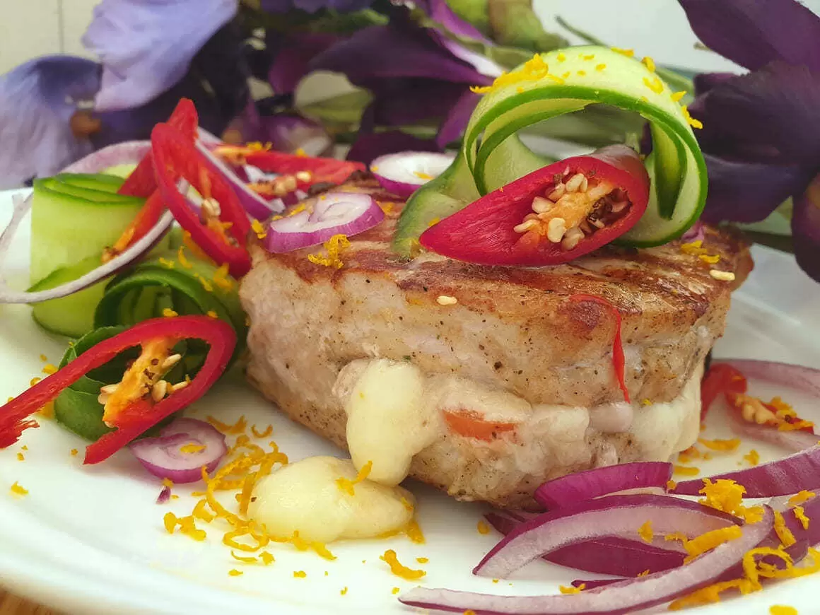 Сочный стейк из свиной корейки с овощной начинкой: идеальное весеннее блюдо