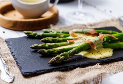 Зеленая спаржа под голландским соусом: изысканный рецепт, который стоит попробовать