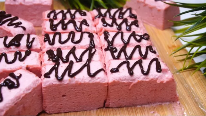 К чаю не подают! Это ягодное суфле съедают до того, как чай заварят.