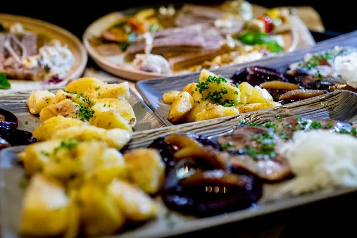 Пять вариантов жареной картошки, превращающих гарнир в главную блюдо