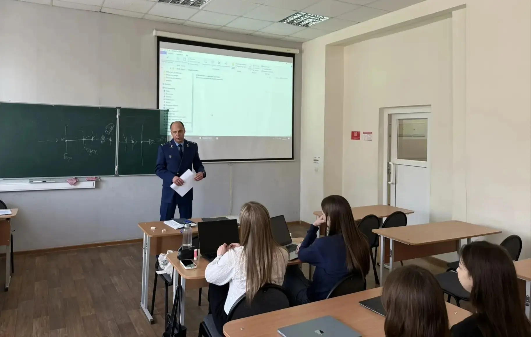 Заместитель прокурора Пермского края Алексей Иванов и прокурор города Перми Егор Шмырин встретились со студентами юридического факультета Национального исследовательского университета "Высшая школа экономики"