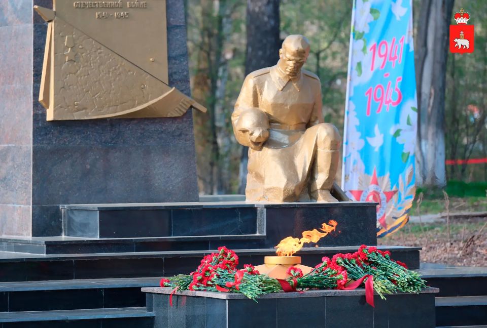 В Юго-Камском зажгли Вечный огонь, который теперь будет гореть круглый год В Юго-Камском зажгли Вечный огонь, который теперь будет гореть круглый год