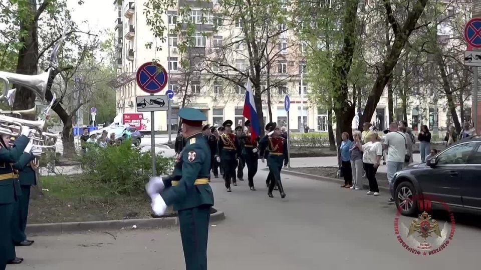 В преддверии 81-й годовщины Великой Победы военнослужащие и сотрудники Росгвардии в рамках всероссийской акции «Парад у дома ветерана» поздравили ветеранов центрального аппарата ведомства, проживающих в Московском регионе