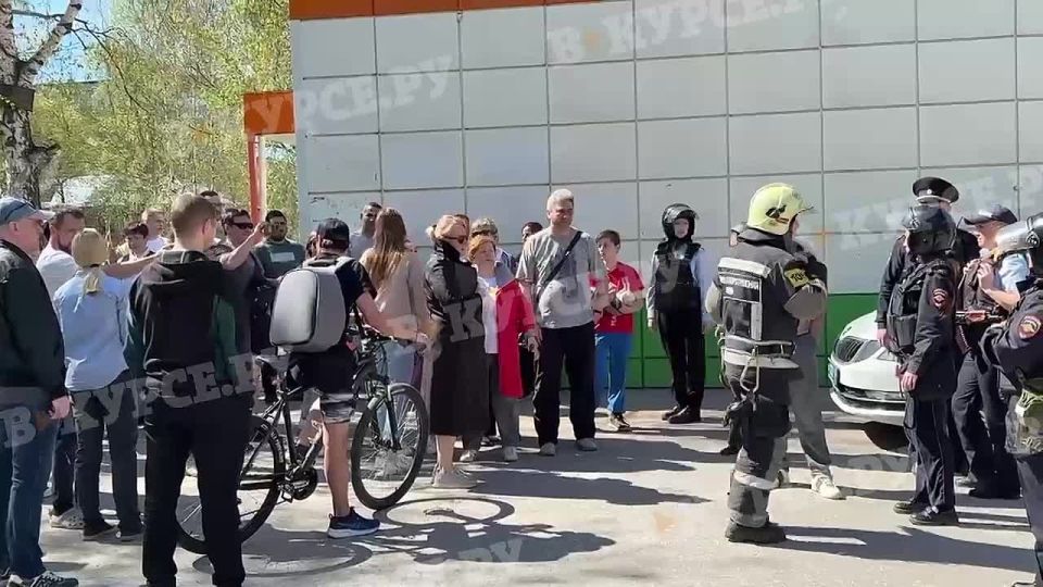 Полиция на месте поврежденного дома объявила эвакуированным жильцам о пункте временного размещения