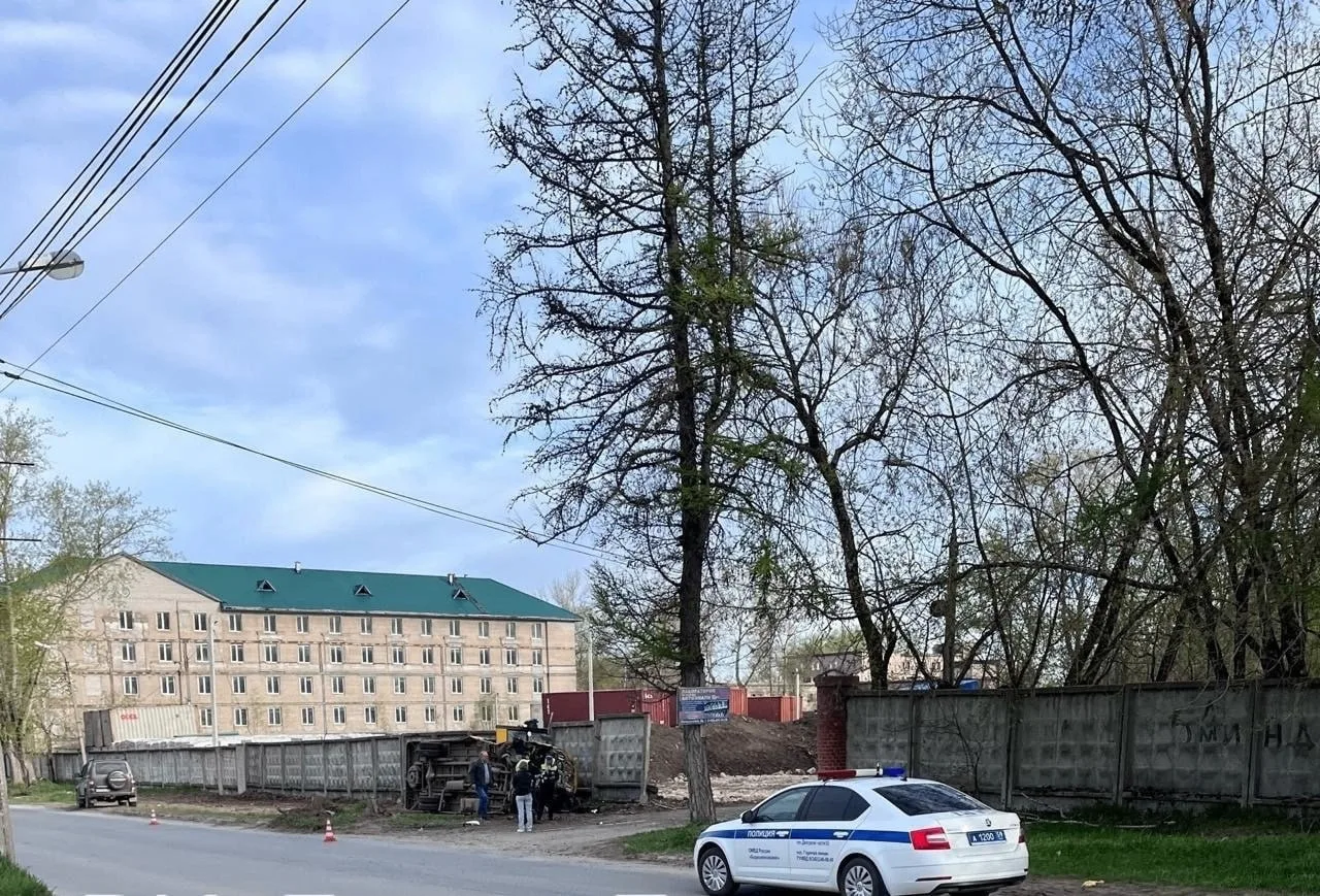 Перевернулся школьный автобус в Березниках