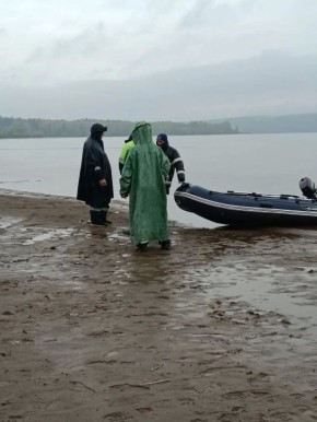Несколько суток ищут пропавшего во время рыбалки пожарного
