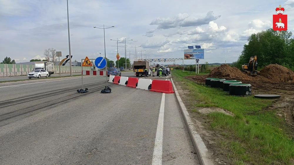 ВНИМАНИЕ, АВТОМОБИЛИСТЫ!. На шоссе Космонавтов в районе деревни Хмели временно ограничено движение по направлению из аэропорта в Пермь