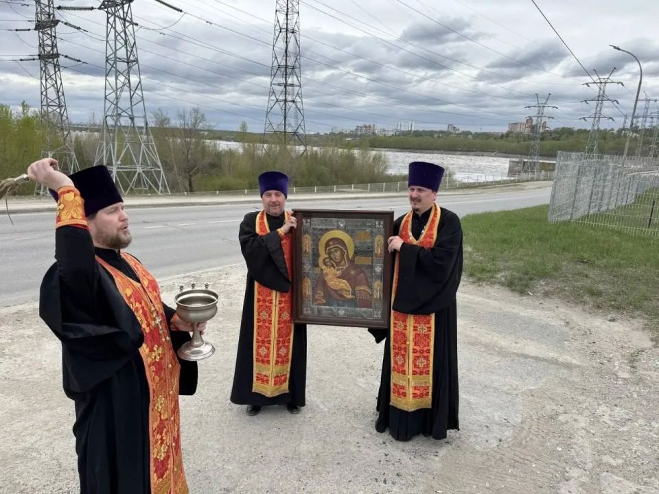 В Перми провели крестный ход, чтобы «избавиться от напасти» беспилотников — Осторожно, Новости