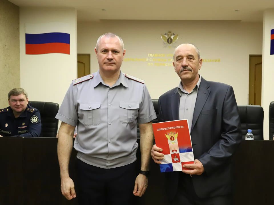 Начальник ГУФСИН России по Пермскому краю Леонид Мустайкин вручил 15 государственных жилищных сертификатов сотрудникам и ветеранам уголовно-исполнительной системы региона