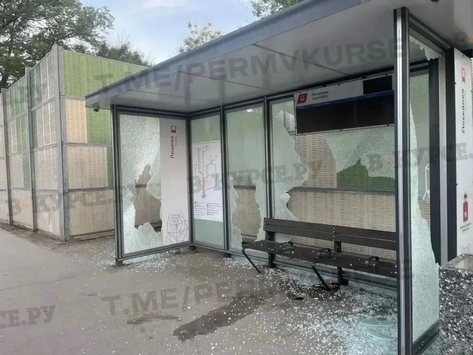 Вандалы разбили три остановки на шоссе Космонавтов