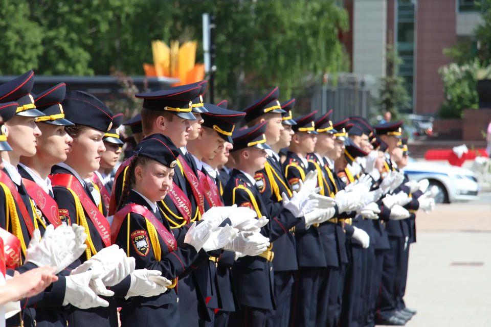 Последний звонок в 136-й школе: курсанты подразделения допрофессиональной подготовки прощаются со школой Последний звонок в 136-й школе: курсанты подразделения допрофессиональной подготовки прощаются со школой