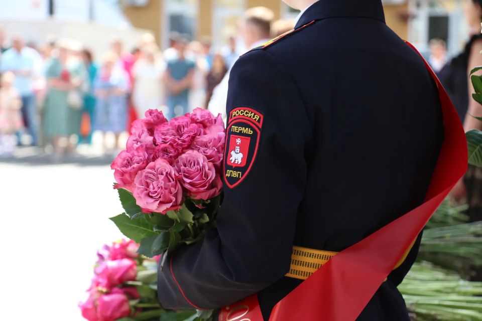 Последний звонок в 136-й школе: курсанты подразделения допрофессиональной подготовки прощаются со школой Последний звонок в 136-й школе: курсанты подразделения допрофессиональной подготовки прощаются со школой