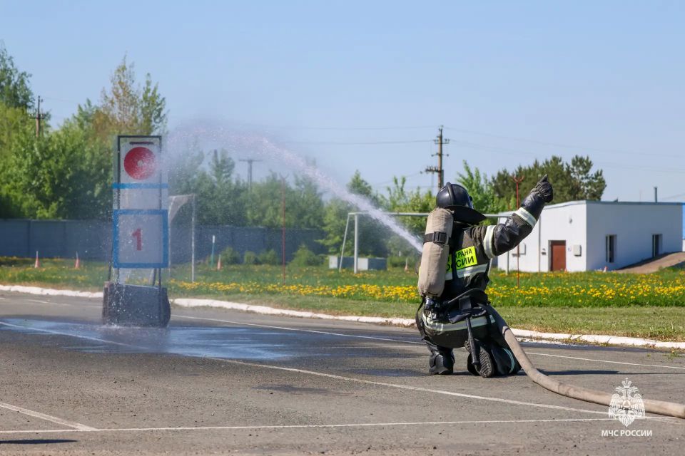Испытание на прочность. В Перми прошел конкурс «Лучшее звено газодымозащитной службы» Испытание на прочность. В Перми прошел конкурс «Лучшее звено газодымозащитной службы»