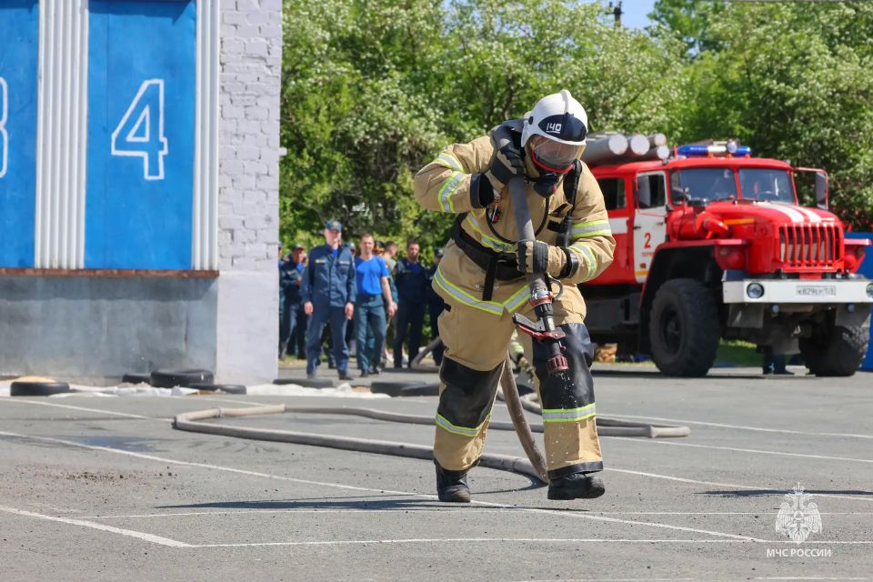 Испытание на прочность. В Перми прошел конкурс «Лучшее звено газодымозащитной службы» Испытание на прочность. В Перми прошел конкурс «Лучшее звено газодымозащитной службы»