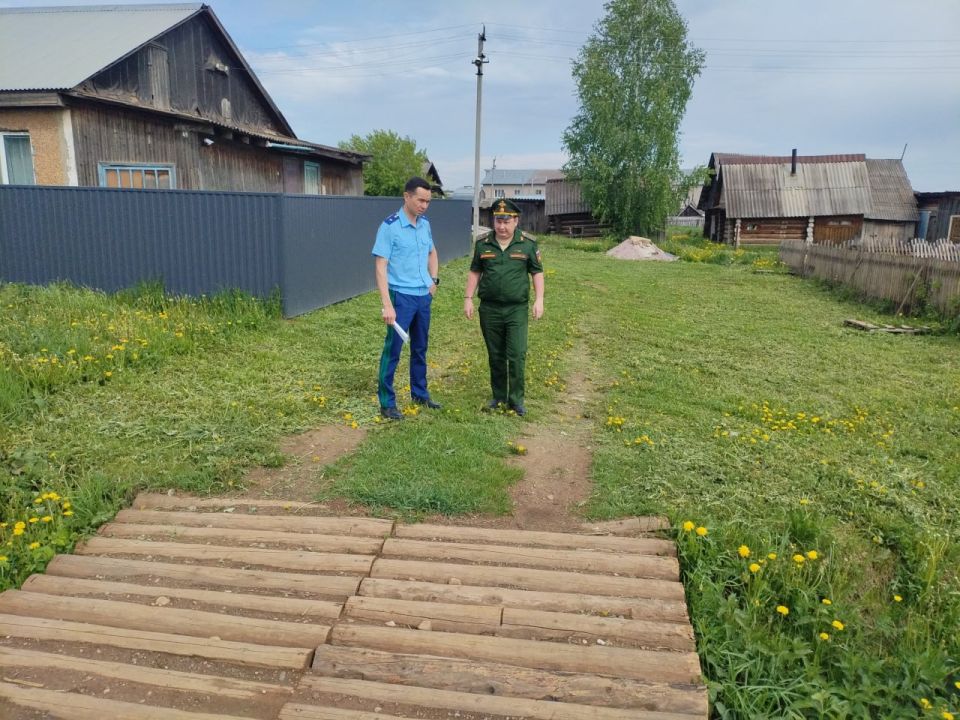 В ходе выезда в Юсьвинский муниципальный округ первый заместитель прокурора Пермского края Максим Филиппов встретился с жителем села Юсьва – участником специальной военной операции В ходе выезда в Юсьвинский муниципальный округ первый заместитель прокурора Пермского края Максим Филиппов встретился с жителем села Юсьва – участником специальной военной операции