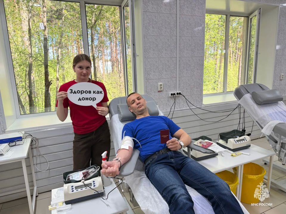 Помощь по зову сердца. Сотрудники 45 пожарно-спасательной части были награждены нагрудными знаками «Почетный донор России», доказав, что помогать людям можно не только по долгу службы, но и по зову сердца Помощь по зову сердца. Сотрудники 45 пожарно-спасательной части были награждены нагрудными знаками «Почетный донор России», доказав, что помогать людям можно не только по долгу службы, но и по зову сердца