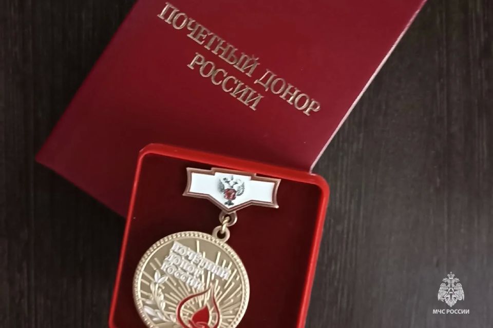 Помощь по зову сердца. Сотрудники 45 пожарно-спасательной части были награждены нагрудными знаками «Почетный донор России», доказав, что помогать людям можно не только по долгу службы, но и по зову сердца Помощь по зову сердца. Сотрудники 45 пожарно-спасательной части были награждены нагрудными знаками «Почетный донор России», доказав, что помогать людям можно не только по долгу службы, но и по зову сердца