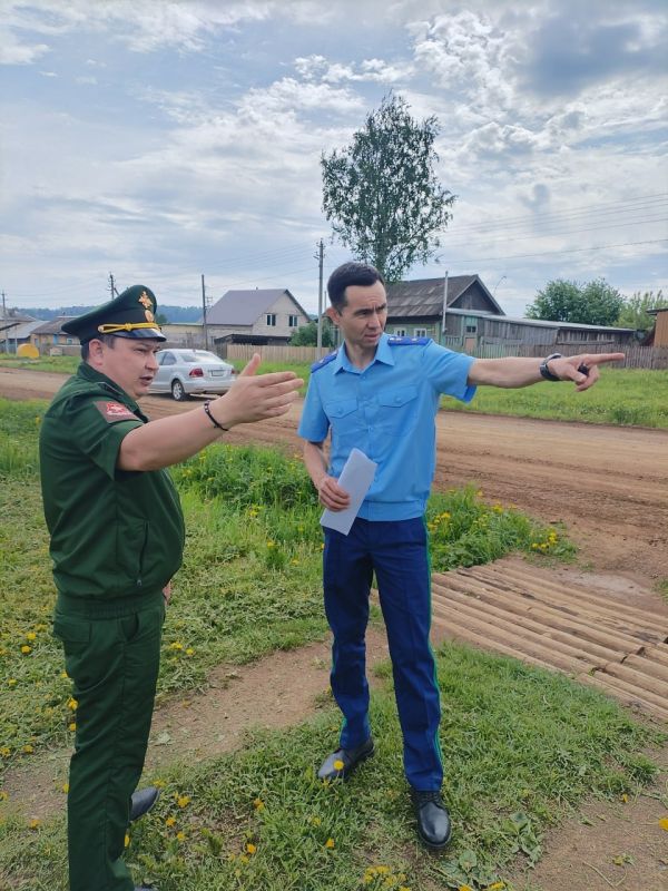 В ходе выезда в Юсьвинский муниципальный округ первый заместитель прокурора Пермского края Максим Филиппов встретился с жителем села Юсьва – участником специальной военной операции В ходе выезда в Юсьвинский муниципальный округ первый заместитель прокурора Пермского края Максим Филиппов встретился с жителем села Юсьва – участником специальной военной операции